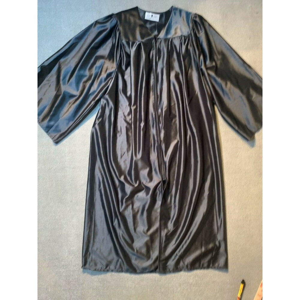 GRADUATION GOWN BY Oak Hall SIZE 5' 3" - 5' 5"